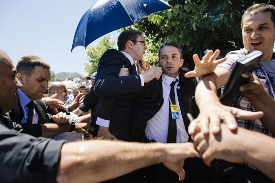 رئيس الوزراء الصربي يتعرض لاصابة في راسه.. بعد رشقه بالحجارة صورة رقم 8