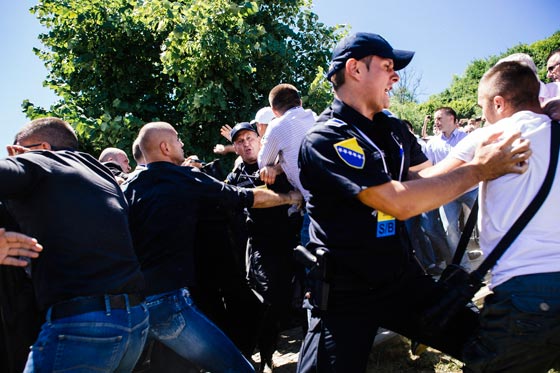 رئيس الوزراء الصربي يتعرض لاصابة في راسه.. بعد رشقه بالحجارة صورة رقم 9