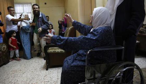 خضر عدنان ينتزع حريته من اسنان السجن الاسرائيلي بعد 11 شهرا من اعتقاله اداريا صورة رقم 1