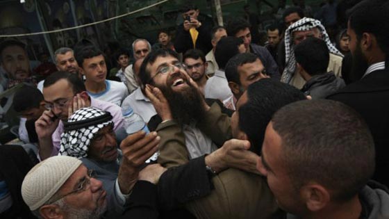 خضر عدنان ينتزع حريته من اسنان السجن الاسرائيلي بعد 11 شهرا من اعتقاله اداريا صورة رقم 2