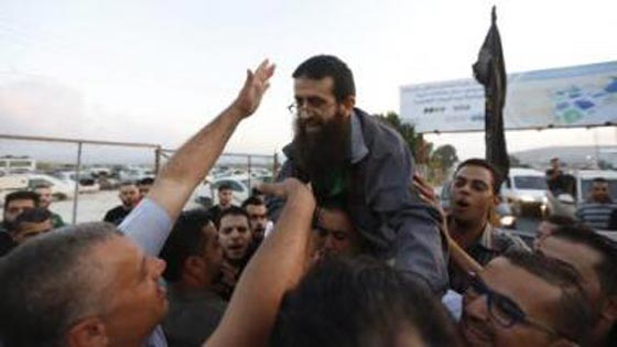 خضر عدنان ينتزع حريته من اسنان السجن الاسرائيلي بعد 11 شهرا من اعتقاله اداريا صورة رقم 3