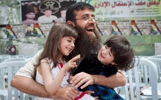 خضر عدنان ينتزع حريته من اسنان السجن الاسرائيلي بعد 11 شهرا من اعتقاله اداريا صورة رقم 4