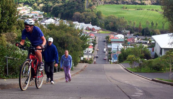 بالصور.. تعرف على اكثر الشوارع انحدارا في العالم صورة رقم 1