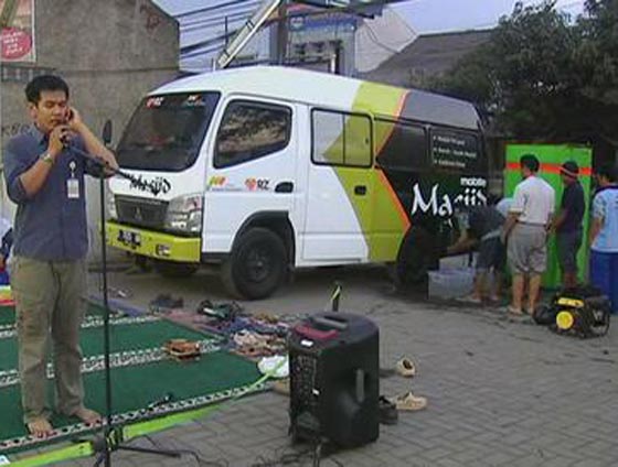 اندونيسيا.. ان لم تستطع الذهاب الى المسجد فإنه يأتي اليك! شاهد صورة رقم 1