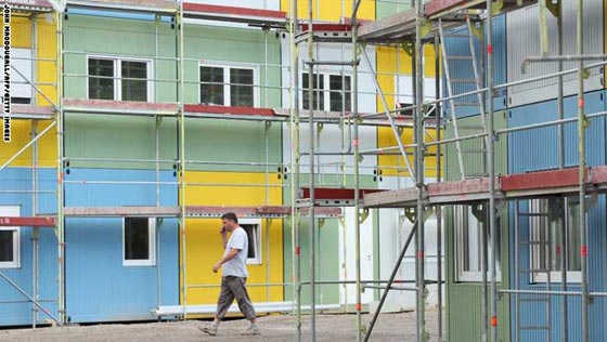 شوارع المانيا تمتلئ بمكعبات السكن الملونة للاجئين من سوريا والعراق صورة رقم 1