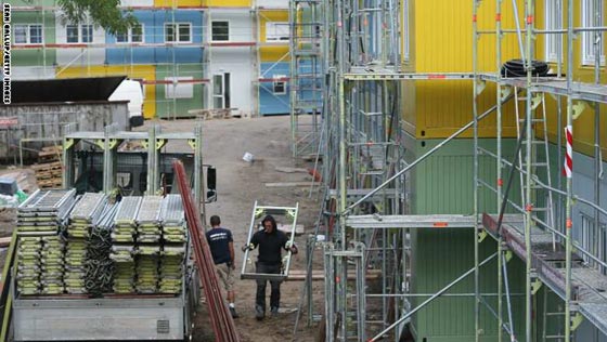 شوارع المانيا تمتلئ بمكعبات السكن الملونة للاجئين من سوريا والعراق صورة رقم 2