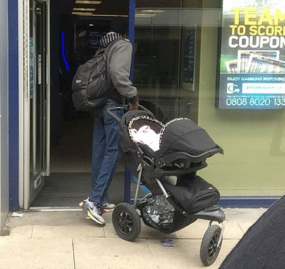 اعتقال بريطاني خلال محاولته بيع طفله الصغير صورة رقم 1 اعتقال بريطاني خلال محاولته بيع طفله الصغير صورة رقم 1