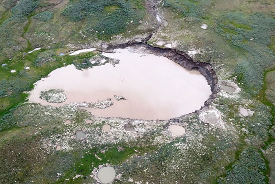 اتساع فتحة نهاية العالم العملاقة في سيبيريا.. وتحولها الى بحيرة غريبة صورة رقم 1