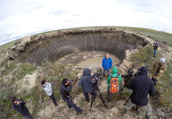 اتساع فتحة نهاية العالم العملاقة في سيبيريا.. وتحولها الى بحيرة غريبة صورة رقم 4