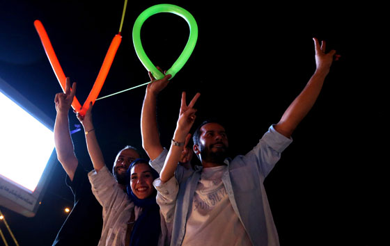الاتفاق النووي يخرج الايرانيين من بيوتهم ويدفعهم للرقص في الشوارع صورة رقم 5 الاتفاق النووي يخرج الايرانيين من بيوتهم ويدفعهم للرقص في الشوارع صورة رقم 5