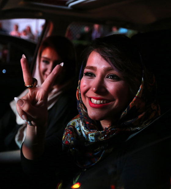 الاتفاق النووي يخرج الايرانيين من بيوتهم ويدفعهم للرقص في الشوارع صورة رقم 1 الاتفاق النووي يخرج الايرانيين من بيوتهم ويدفعهم للرقص في الشوارع صورة رقم 1