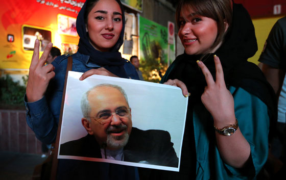 الاتفاق النووي يخرج الايرانيين من بيوتهم ويدفعهم للرقص في الشوارع صورة رقم 9 الاتفاق النووي يخرج الايرانيين من بيوتهم ويدفعهم للرقص في الشوارع صورة رقم 9