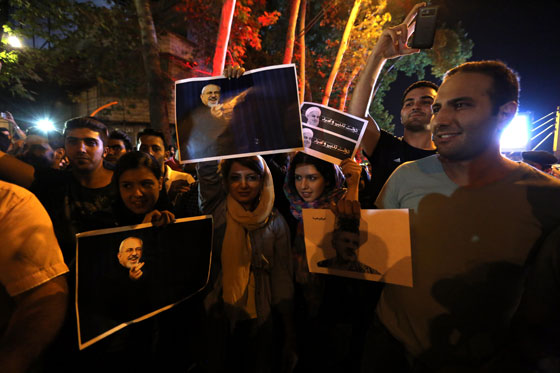 الاتفاق النووي يخرج الايرانيين من بيوتهم ويدفعهم للرقص في الشوارع صورة رقم 10 الاتفاق النووي يخرج الايرانيين من بيوتهم ويدفعهم للرقص في الشوارع صورة رقم 10