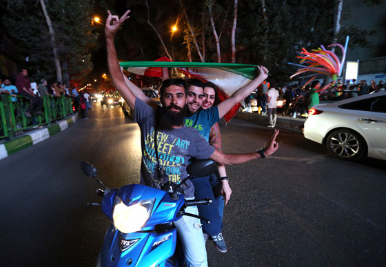 الاتفاق النووي يخرج الايرانيين من بيوتهم ويدفعهم للرقص في الشوارع صورة رقم 12 الاتفاق النووي يخرج الايرانيين من بيوتهم ويدفعهم للرقص في الشوارع صورة رقم 12