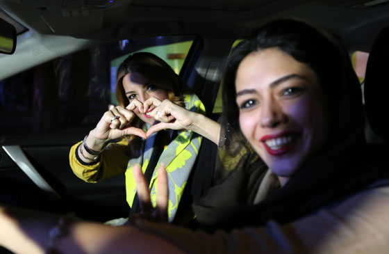 الاتفاق النووي يخرج الايرانيين من بيوتهم ويدفعهم للرقص في الشوارع صورة رقم 2 الاتفاق النووي يخرج الايرانيين من بيوتهم ويدفعهم للرقص في الشوارع صورة رقم 2