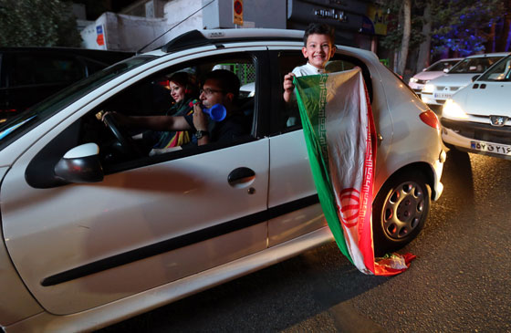 الاتفاق النووي يخرج الايرانيين من بيوتهم ويدفعهم للرقص في الشوارع صورة رقم 13 الاتفاق النووي يخرج الايرانيين من بيوتهم ويدفعهم للرقص في الشوارع صورة رقم 13