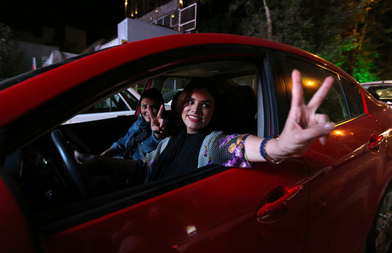 الاتفاق النووي يخرج الايرانيين من بيوتهم ويدفعهم للرقص في الشوارع صورة رقم 14 الاتفاق النووي يخرج الايرانيين من بيوتهم ويدفعهم للرقص في الشوارع صورة رقم 14