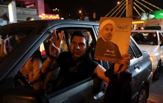 الاتفاق النووي يخرج الايرانيين من بيوتهم ويدفعهم للرقص في الشوارع صورة رقم 15 الاتفاق النووي يخرج الايرانيين من بيوتهم ويدفعهم للرقص في الشوارع صورة رقم 15