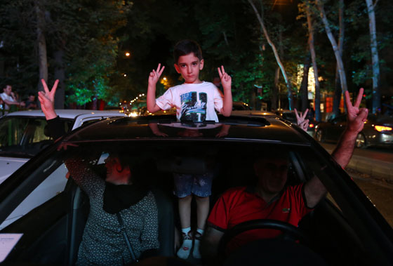 الاتفاق النووي يخرج الايرانيين من بيوتهم ويدفعهم للرقص في الشوارع صورة رقم 17 الاتفاق النووي يخرج الايرانيين من بيوتهم ويدفعهم للرقص في الشوارع صورة رقم 17