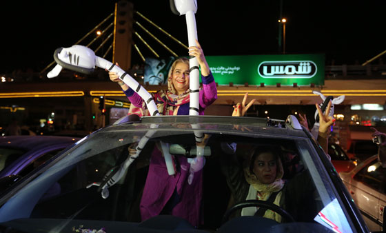 الاتفاق النووي يخرج الايرانيين من بيوتهم ويدفعهم للرقص في الشوارع صورة رقم 18 الاتفاق النووي يخرج الايرانيين من بيوتهم ويدفعهم للرقص في الشوارع صورة رقم 18