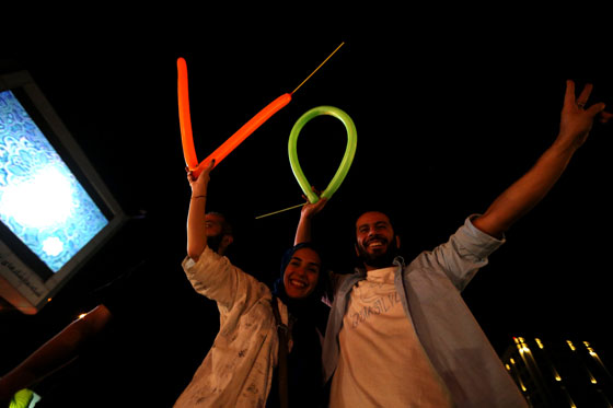 الاتفاق النووي يخرج الايرانيين من بيوتهم ويدفعهم للرقص في الشوارع صورة رقم 20 الاتفاق النووي يخرج الايرانيين من بيوتهم ويدفعهم للرقص في الشوارع صورة رقم 20