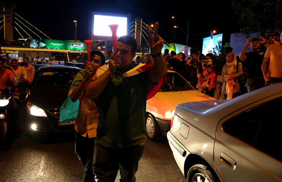 الاتفاق النووي يخرج الايرانيين من بيوتهم ويدفعهم للرقص في الشوارع صورة رقم 21 الاتفاق النووي يخرج الايرانيين من بيوتهم ويدفعهم للرقص في الشوارع صورة رقم 21