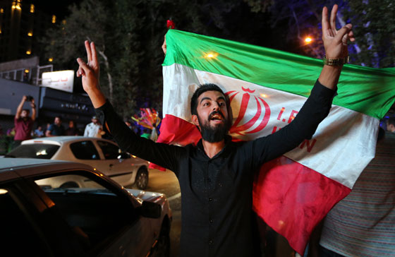 الاتفاق النووي يخرج الايرانيين من بيوتهم ويدفعهم للرقص في الشوارع صورة رقم 23 الاتفاق النووي يخرج الايرانيين من بيوتهم ويدفعهم للرقص في الشوارع صورة رقم 23