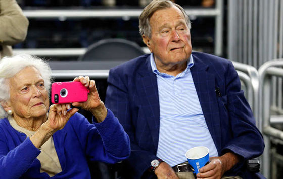 بوش الاب ينقل الى المستشفى بعد اصابته بكسر في العنق صورة رقم 1 بوش الاب ينقل الى المستشفى بعد اصابته بكسر في العنق صورة رقم 1