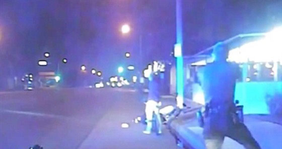 بالفيديو.. شاهد لحظة اطلاق شرطي بريطاني النار على شاب اعزل صورة رقم 1