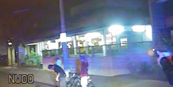 بالفيديو.. شاهد لحظة اطلاق شرطي بريطاني النار على شاب اعزل صورة رقم 2