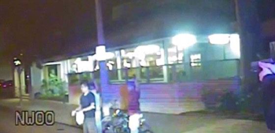 بالفيديو.. شاهد لحظة اطلاق شرطي بريطاني النار على شاب اعزل صورة رقم 3