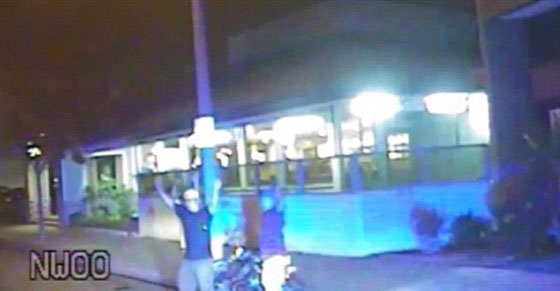 بالفيديو.. شاهد لحظة اطلاق شرطي بريطاني النار على شاب اعزل صورة رقم 4