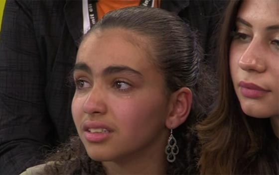 ميركل تذرف دموع التماسيح لبكاء فتاة فلسطينية تريد البقاء في المانيا.. لا اكثر صورة رقم 4