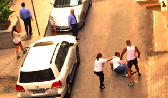 وحش بشري ينزل من سيارته ويوجه الطعنة تلو الطعنة الى سائق اخر.. شاهده  صورة رقم 1