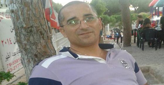 وحش بشري ينزل من سيارته ويوجه الطعنة تلو الطعنة الى سائق اخر.. شاهده  صورة رقم 3