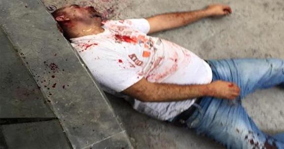 وحش بشري ينزل من سيارته ويوجه الطعنة تلو الطعنة الى سائق اخر.. شاهده  صورة رقم 2