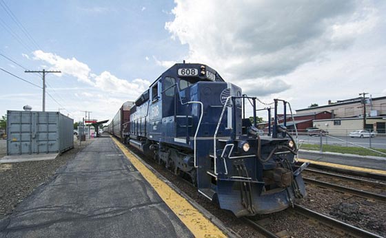 اعجوبة.. نجاة امريكي ثمل من العجلات بعد ان مر القطار من فوقه!! صورة رقم 2