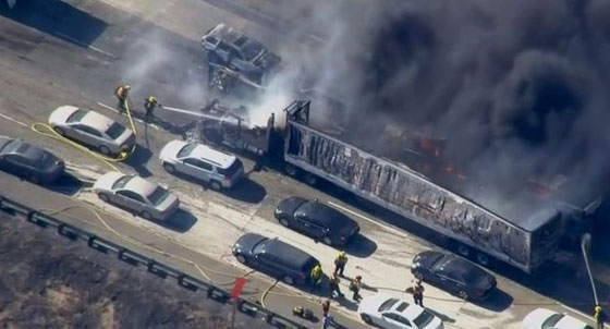 نار جهنم تشتعل في كاليفورنيا.. احتراق شارع بما عليه من سيارات ومبان صورة رقم 1