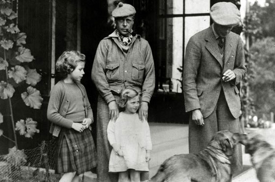 لقطة قديمة تؤدي فيها الملكة اليزابيث تحية النازية.. تحرج القصر البريطاني صورة رقم 6 لقطة قديمة تؤدي فيها الملكة اليزابيث تحية النازية.. تحرج القصر البريطاني صورة رقم 6