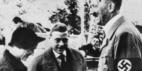 لقطة قديمة تؤدي فيها الملكة اليزابيث تحية النازية.. تحرج القصر البريطاني صورة رقم 2 لقطة قديمة تؤدي فيها الملكة اليزابيث تحية النازية.. تحرج القصر البريطاني صورة رقم 2