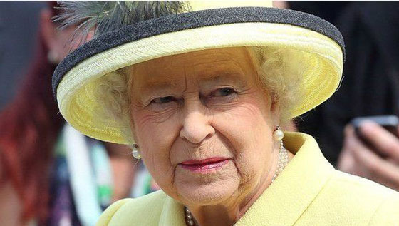 لقطة قديمة تؤدي فيها الملكة اليزابيث تحية النازية.. تحرج القصر البريطاني صورة رقم 4 لقطة قديمة تؤدي فيها الملكة اليزابيث تحية النازية.. تحرج القصر البريطاني صورة رقم 4