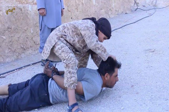 الدواعش يمرنون اطفالهم على الذبح.. شاهد كيف نفذ شبلهم الازعر عملية الذبح صورة رقم 1