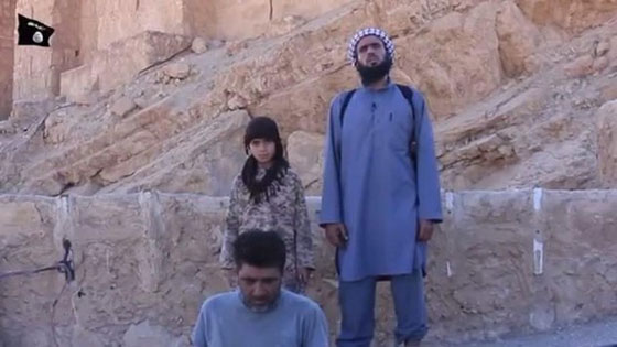 الدواعش يمرنون اطفالهم على الذبح.. شاهد كيف نفذ شبلهم الازعر عملية الذبح صورة رقم 2