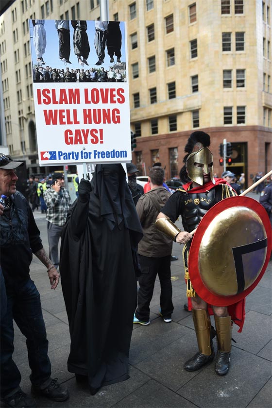 شوارع استراليا تضج بالتظاهرات المؤيدة له والمناهضة ايضا صورة رقم 13