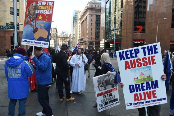 شوارع استراليا تضج بالتظاهرات المؤيدة له والمناهضة ايضا صورة رقم 1