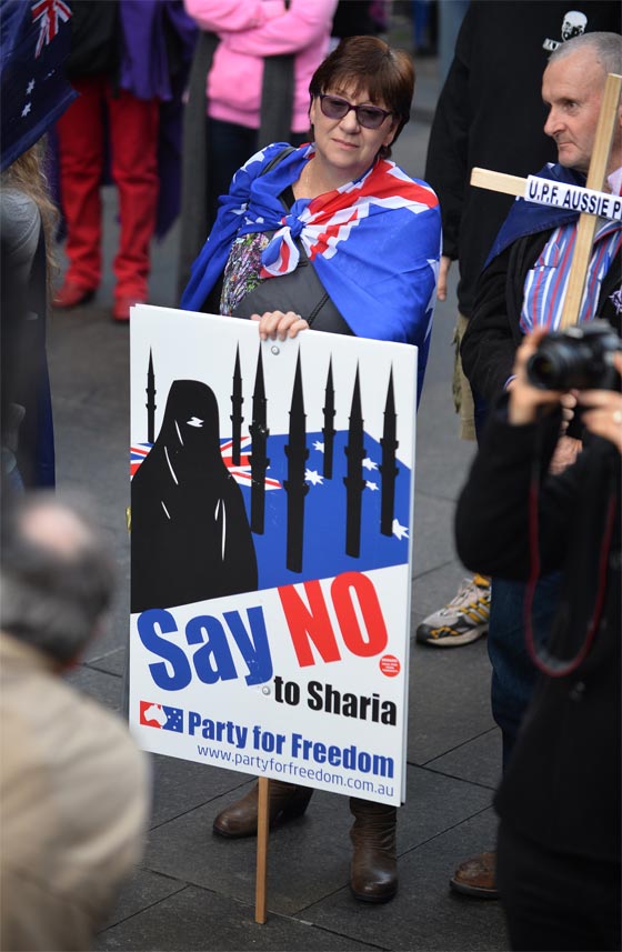 شوارع استراليا تضج بالتظاهرات المؤيدة له والمناهضة ايضا صورة رقم 7