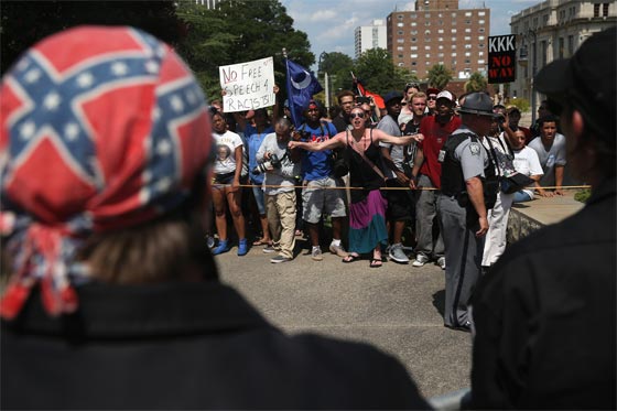 كارولاينا الجنوبية تشهد تظاهرة منظمة.. معادية للسود صورة رقم 11