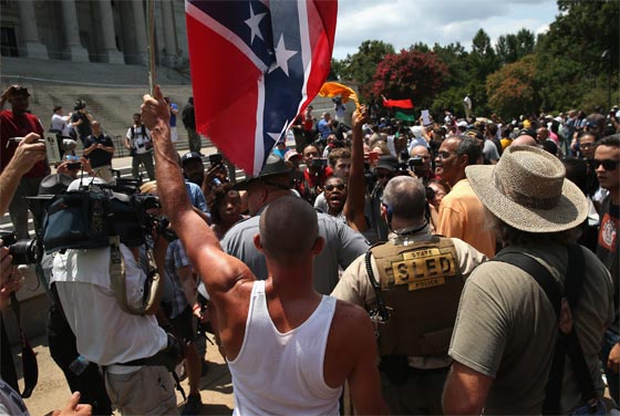 كارولاينا الجنوبية تشهد تظاهرة منظمة.. معادية للسود صورة رقم 6