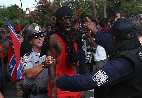 كارولاينا الجنوبية تشهد تظاهرة منظمة.. معادية للسود صورة رقم 15