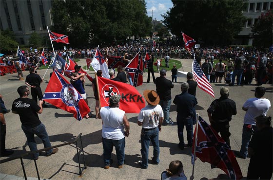 كارولاينا الجنوبية تشهد تظاهرة منظمة.. معادية للسود صورة رقم 16
